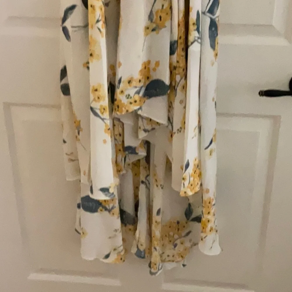 Beautiful Lulu dress with tags still attached. - Picture 4 of 8